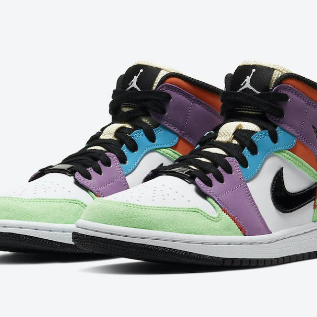 NIKE(ナイキ)のNIKE WMNS AIR JORDAN 1 MID MULTI COLOR レディースの靴/シューズ(スニーカー)の商品写真