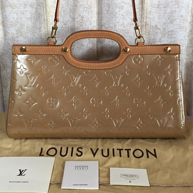 LOUIS VUITTON(ルイヴィトン)のLOUIS VUITTON ロクスバリードライブ ヴェルニ ノワゼット バッグ レディースのバッグ(ショルダーバッグ)の商品写真