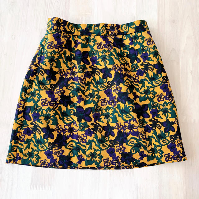 SLY(スライ)のSLY ミニスカート 花柄 Sサイズ Aライン イエロー レディースのスカート(ミニスカート)の商品写真