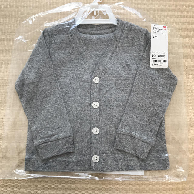 UNIQLO(ユニクロ)の新品☆カーディガン　グレー　90 キッズ/ベビー/マタニティのキッズ服男の子用(90cm~)(カーディガン)の商品写真