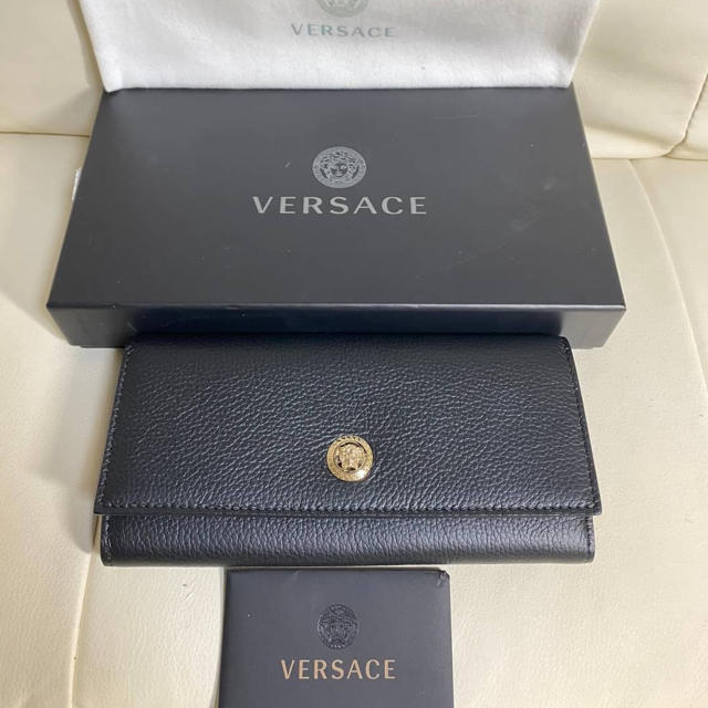 VERSACE(ヴェルサーチ)の送料込み☆未使用☆VERSACEヴェルサーチ☆長財布☆レザー黒☆本物☆付属品あり メンズのファッション小物(長財布)の商品写真