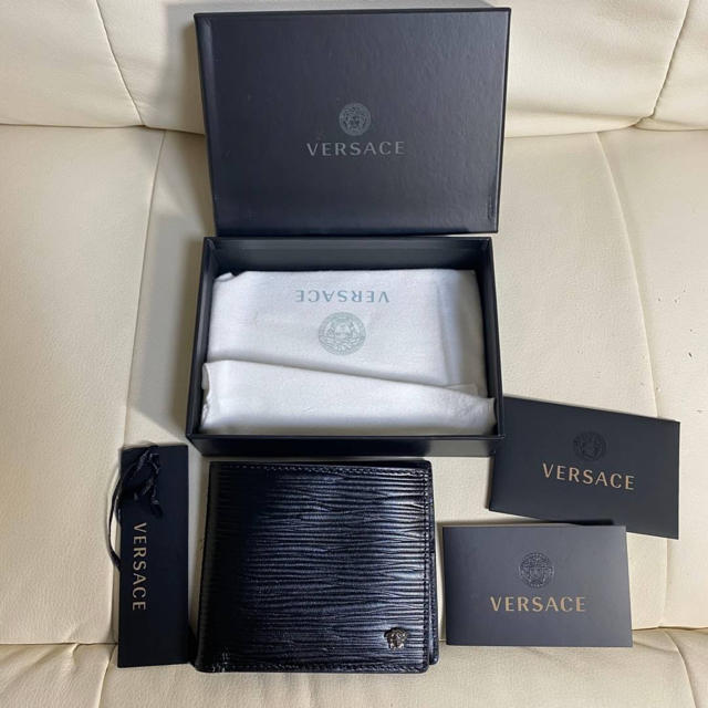 送料込み☆未使用☆VERSACE☆二つ折り財布☆レザー黒☆本物☆付属品あり