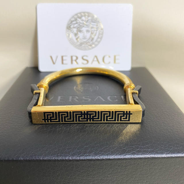 VERSACE(ヴェルサーチ)の送料込み☆VERSACEヴェルサーチ☆ブレスレット☆レザー黒☆本物☆付属品あり メンズのアクセサリー(ブレスレット)の商品写真