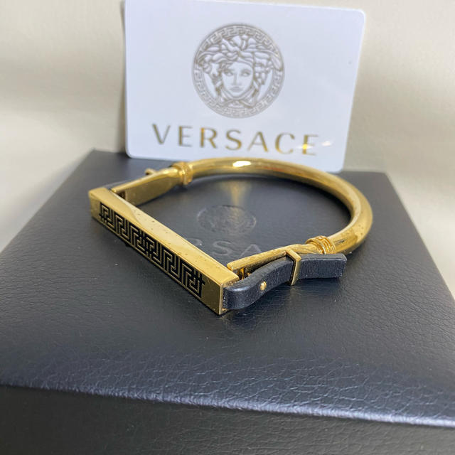 VERSACE(ヴェルサーチ)の送料込み☆VERSACEヴェルサーチ☆ブレスレット☆レザー黒☆本物☆付属品あり メンズのアクセサリー(ブレスレット)の商品写真