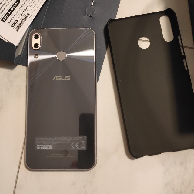 ASUS(エイスース)のASUS Zenfone5  ZE620KL シルバー、ブラック ２台 スマホ/家電/カメラのスマートフォン/携帯電話(スマートフォン本体)の商品写真