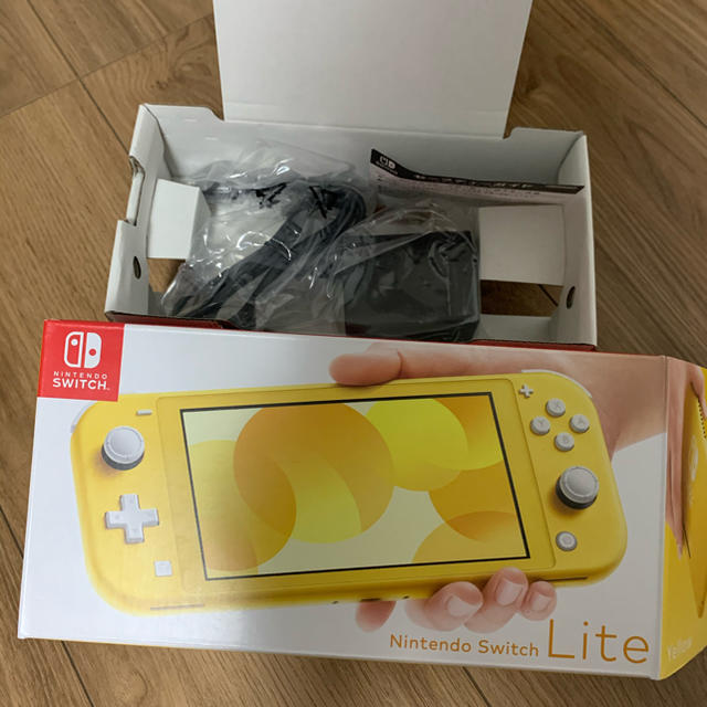 Nintendo Switch(ニンテンドースイッチ)の【中古】スイッチ ライト　Nintendo Switch lite イエロー エンタメ/ホビーのゲームソフト/ゲーム機本体(家庭用ゲーム機本体)の商品写真