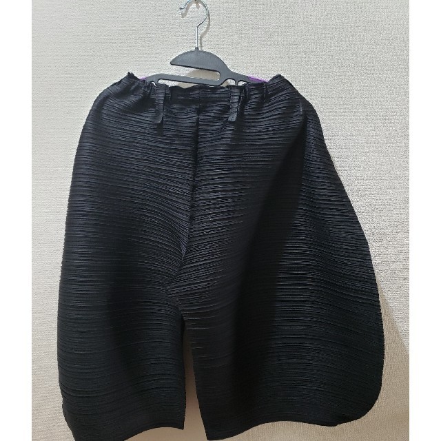 PLEATS PLEASE ISSEY MIYAKE(プリーツプリーズイッセイミヤケ)のTHICKER BOUNCE  パンツ 黒3サイズ レディースのパンツ(ハーフパンツ)の商品写真