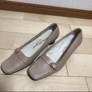 サルヴァトーレフェラガモ(Salvatore Ferragamo)のサルヴァトーレ･フェラガモ パンプス ベージュ　5ハーフD (ハイヒール/パンプス)