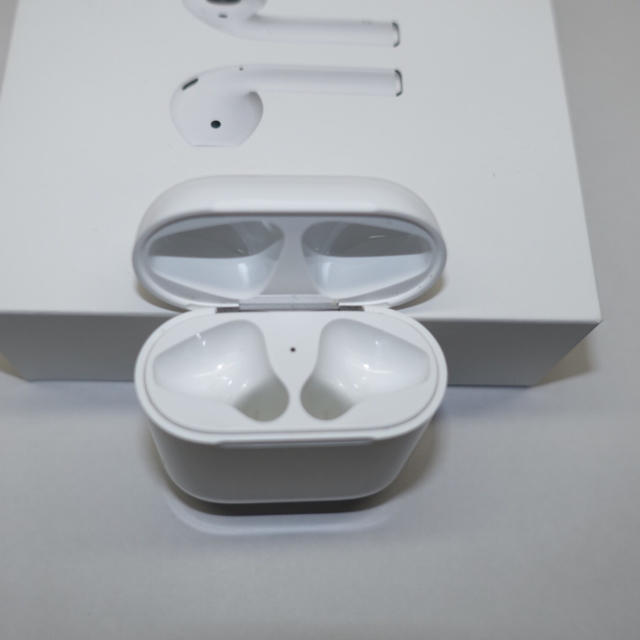 Apple(アップル)のAirPods スマホ/家電/カメラのオーディオ機器(ヘッドフォン/イヤフォン)の商品写真