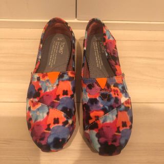 トムズ(TOMS)の◆最終値下げ◆未使用　TOMS 完売花柄　(スリッポン/モカシン)