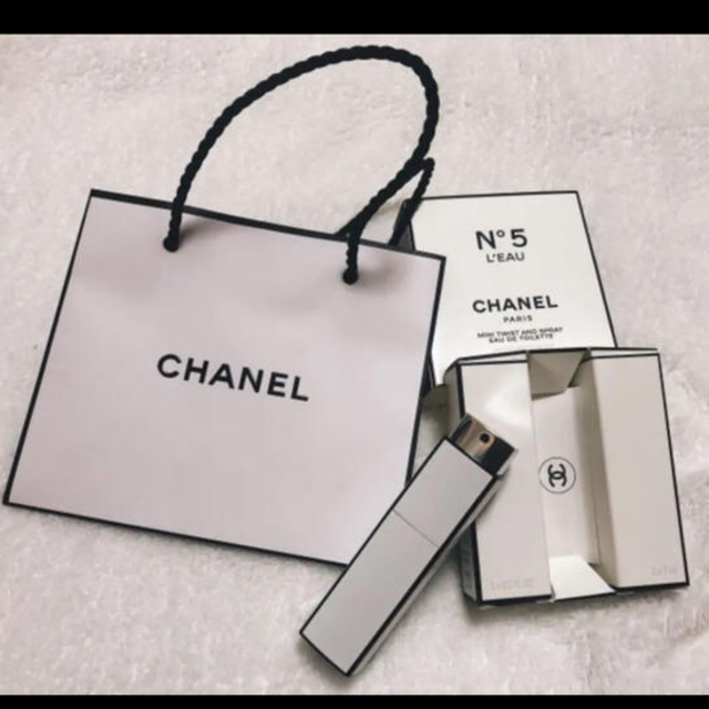 CHANEL(シャネル)の【新品】シャネル N°５ ロー オードゥ トワレット ミニ ツィスト&スプレイ コスメ/美容のベースメイク/化粧品(その他)の商品写真