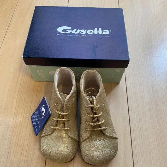 【新品未使用】gusell グゼッラ　13〜13.5cm ゴールド　ベビー　革靴
