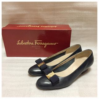 サルヴァトーレフェラガモ(Salvatore Ferragamo)のフェラガモ ヴァラ リボン パンプス 紺(ハイヒール/パンプス)