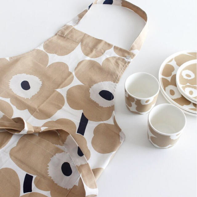 マリメッコ　marimekko エプロン　オフホワイト　ベージュ　ウニッコ柄新品