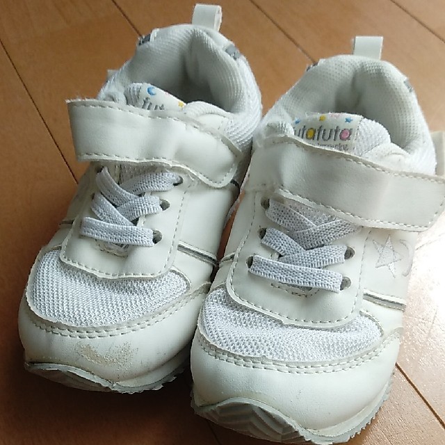 futafuta(フタフタ)のfutafuta 白スニーカー 15㎝ キッズ/ベビー/マタニティのキッズ靴/シューズ(15cm~)(スニーカー)の商品写真