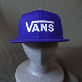 ヴァンズ(VANS)のバンズ【VANS】大きなロゴ刺繍入りキャップ パープル(キャップ)