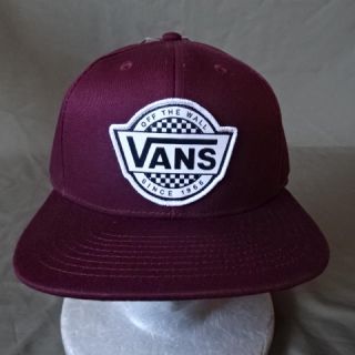 ヴァンズ(VANS)のバンズ ツバ裏チェッカー柄デザイン ロゴワッペン付キャップ(キャップ)