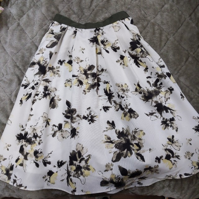 JUSGLITTY(ジャスグリッティー)のJUSGLITTY♡フラワープリントスカート レディースのスカート(ひざ丈スカート)の商品写真