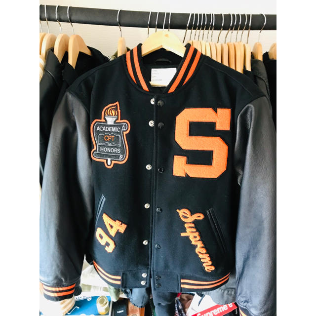 Supreme(シュプリーム)のSupreme Team Varsity Jacket blackシュプリームM メンズのジャケット/アウター(スタジャン)の商品写真