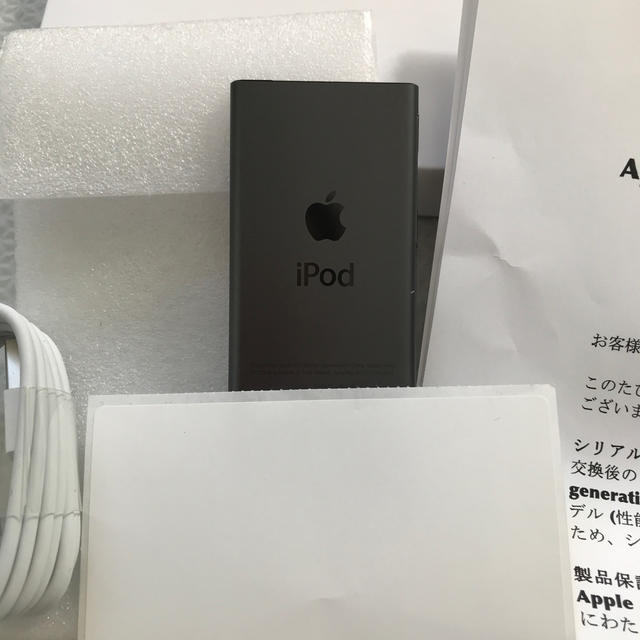 Apple(アップル)の【新品未使用】iPod nano 第7世代 ブラック（ケーブル付き） スマホ/家電/カメラのオーディオ機器(ポータブルプレーヤー)の商品写真