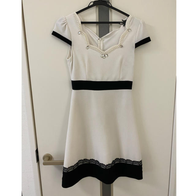 【セール品】ミニドレス（ホワイト✖️ブラック） レディースのフォーマル/ドレス(ミニドレス)の商品写真