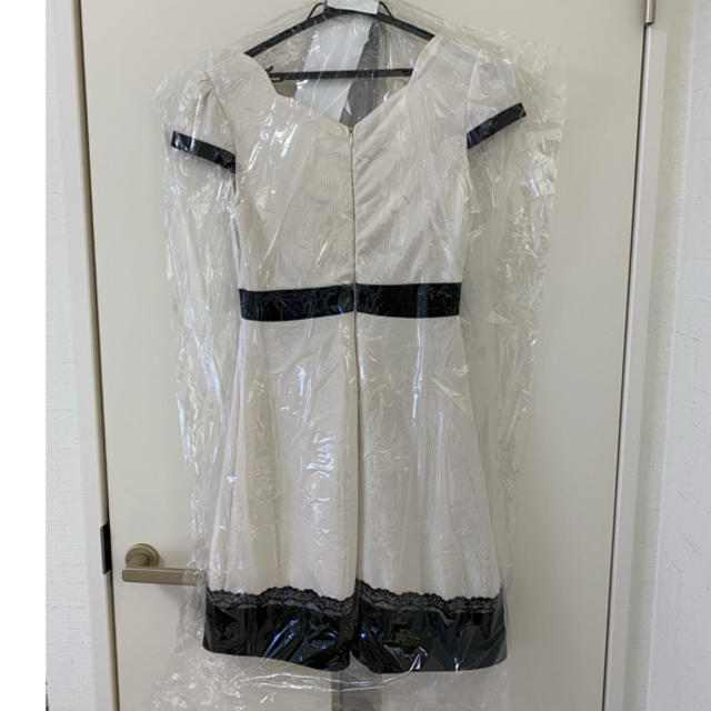 【セール品】ミニドレス（ホワイト✖️ブラック） レディースのフォーマル/ドレス(ミニドレス)の商品写真