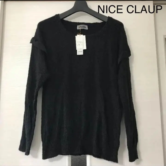 NICE CLAUP(ナイスクラップ)の新品タグ付き　NICE CLAUP 黒色ニット（肩下部分にフリル有） レディースのトップス(ニット/セーター)の商品写真