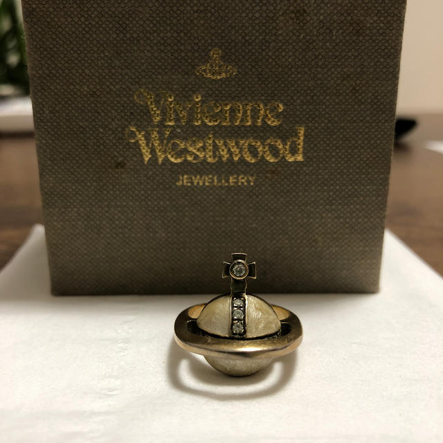 Vivienne Westwood(ヴィヴィアンウエストウッド)のヴィヴィアン ウエストウッド　指輪　ゴールド　ホワイト レディースのアクセサリー(リング(指輪))の商品写真