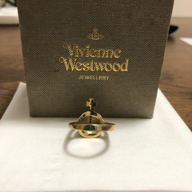 Vivienne Westwood(ヴィヴィアンウエストウッド)のヴィヴィアン ウエストウッド　指輪　ゴールド　ホワイト レディースのアクセサリー(リング(指輪))の商品写真