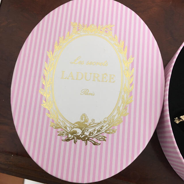 LADUREE(ラデュレ)のラデュレ　キーホルダー　ショップバック付き レディースのファッション小物(キーホルダー)の商品写真