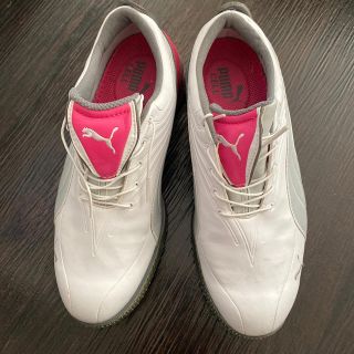 プーマ(PUMA)のゴルフシューズとデニムシャツ(シューズ)