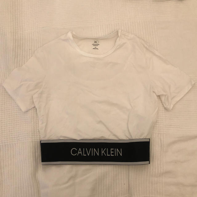 Calvin Klein(カルバンクライン)の値下げ【¥3800⇨¥3200】CK フィットネスウエア　トップス スポーツ/アウトドアのトレーニング/エクササイズ(ヨガ)の商品写真