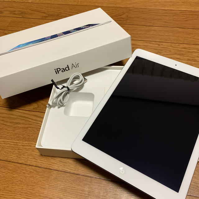 Apple(アップル)のiPad Air Wi-Fiモデル 16G シルバー MD788J/A スマホ/家電/カメラのPC/タブレット(タブレット)の商品写真