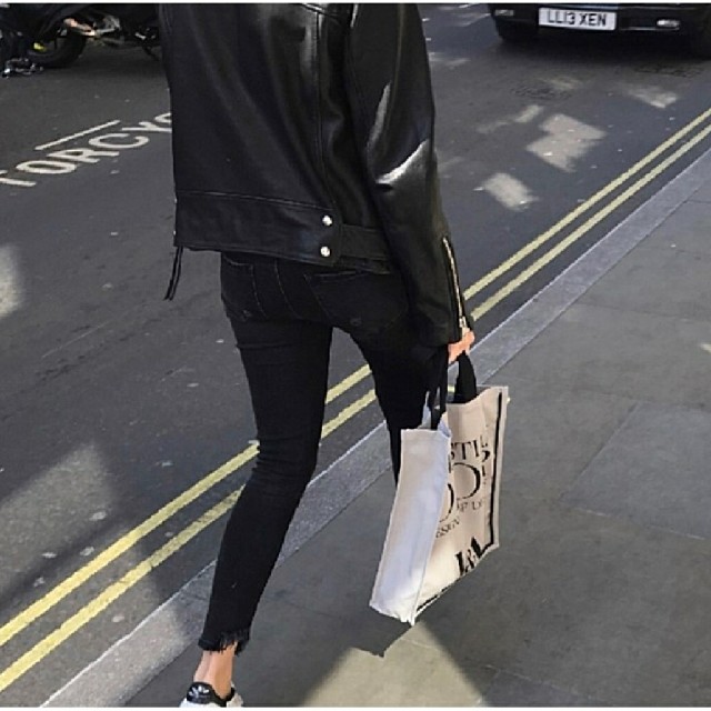 Christian Dior(クリスチャンディオール)のV&A★Dior★ディオール展特別限定品トートバッグ レディースのバッグ(トートバッグ)の商品写真