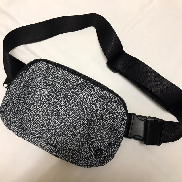 lululemon(ルルレモン)の新品 LULULEMON ポーチ ブラック ユニセックス ルルレモン レディースのファッション小物(ポーチ)の商品写真