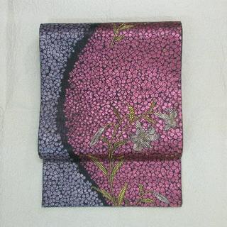 95　正絹　美品　黒地　紫とピンクの小花柄　金の百合(帯)