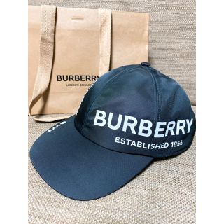 バーバリー(BURBERRY)の〈BURBERRY〉バーバリー ホースフェリープリント ベースボールキャップ 黒(キャップ)