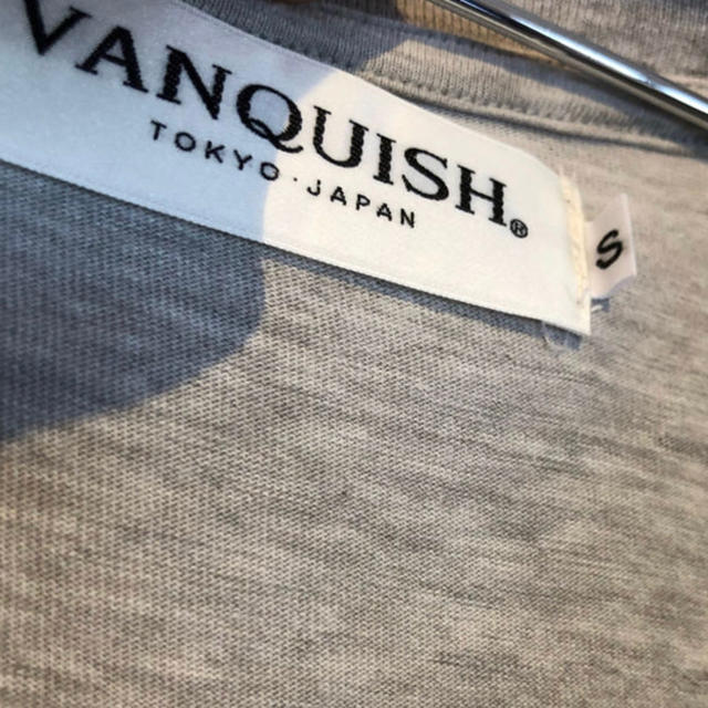 VANQUISH(ヴァンキッシュ)のvanquish vネックフォトTシャツ メンズのトップス(Tシャツ/カットソー(半袖/袖なし))の商品写真