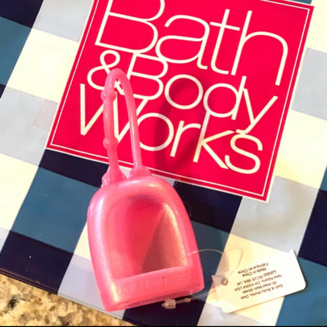 Bath & Body Works(バスアンドボディーワークス)のハンド除菌ジェル用　ホルダー　ピンクの2点セット インテリア/住まい/日用品の日用品/生活雑貨/旅行(日用品/生活雑貨)の商品写真