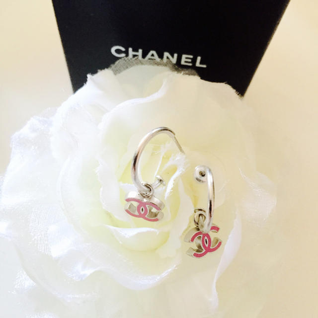 CHANEL(シャネル)のCHANEL ゆらゆらピンクCCピアス レディースのアクセサリー(ピアス)の商品写真