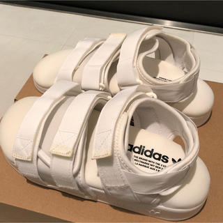 アディダス(adidas)のぶる〜様専用　アディダス　スポーツサンダル　白　24.5 美品(サンダル)