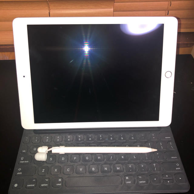 iPad(アイパッド)のiPad pro 9.7 第一世代　128GB　純正ペン+キーボード スマホ/家電/カメラのPC/タブレット(タブレット)の商品写真