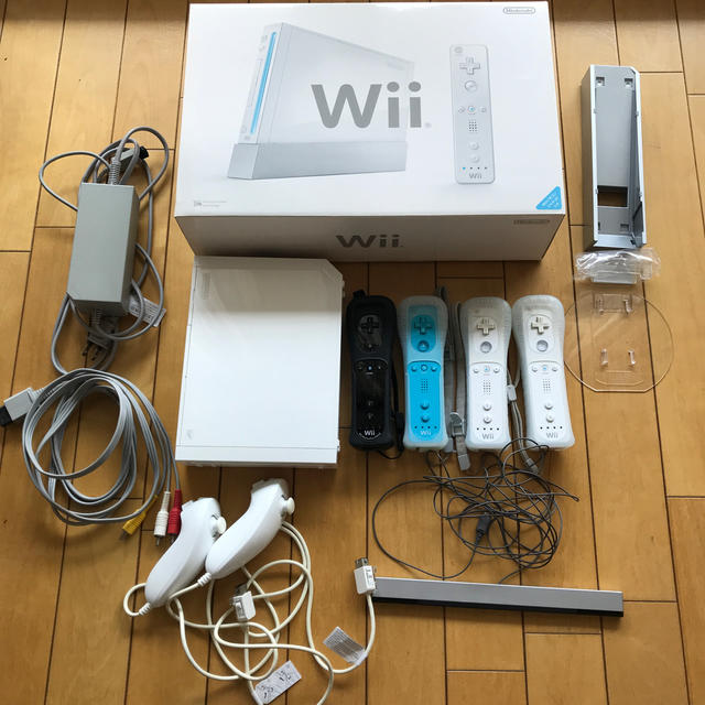 任天堂(ニンテンドウ)のNintendo Wii 本体セット エンタメ/ホビーのゲームソフト/ゲーム機本体(家庭用ゲーム機本体)の商品写真