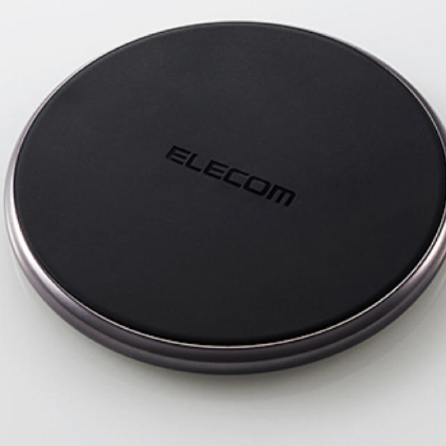 ELECOM(エレコム)の【新品】ワイヤレス充電器　ブラック3個セット スマホ/家電/カメラのスマートフォン/携帯電話(バッテリー/充電器)の商品写真