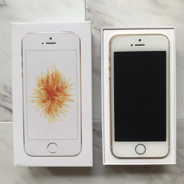 Apple(アップル)のiPhone SE Gold 64 GB docomo スマホ/家電/カメラのスマートフォン/携帯電話(スマートフォン本体)の商品写真