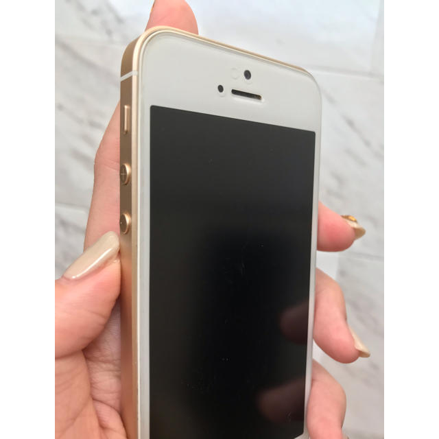 Apple(アップル)のiPhone SE Gold 64 GB docomo スマホ/家電/カメラのスマートフォン/携帯電話(スマートフォン本体)の商品写真