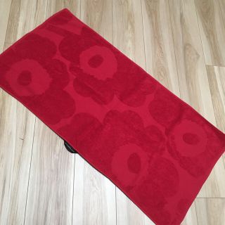 マリメッコ(marimekko)のマリメッコ  バスタオル　赤　レッド(タオル/バス用品)