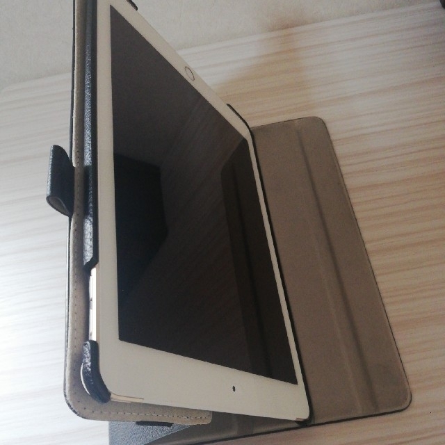 iPad(アイパッド)のipadair2 16GB ゴールド docomo スマホ/家電/カメラのPC/タブレット(タブレット)の商品写真