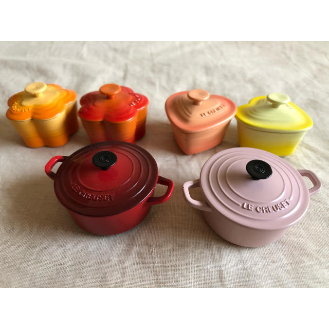 LE CREUSET(ルクルーゼ)のル・クルーゼ　午後の紅茶の粗品　マグネット２つミニチュア4つ エンタメ/ホビーのコレクション(ノベルティグッズ)の商品写真