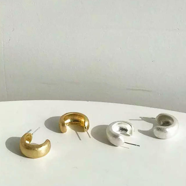 COS(コス)のC matte gold pierce No.328 レディースのアクセサリー(ピアス)の商品写真